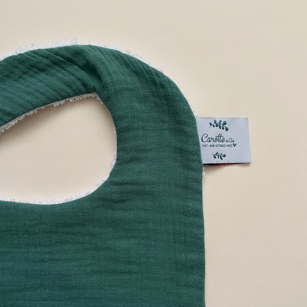 détail étiquette du bavoir pour les repas de bébé en double gaze de coton biologique coloris vert eucalyptus Carotte & Cie