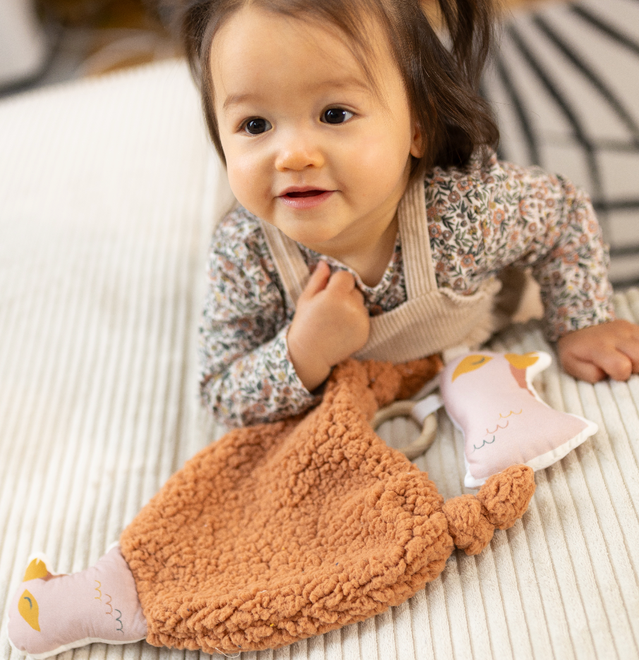 bébé jouant avec son doudou teddy marsala motif oiseau rose poudré fabriqué en France Carotte & Cie