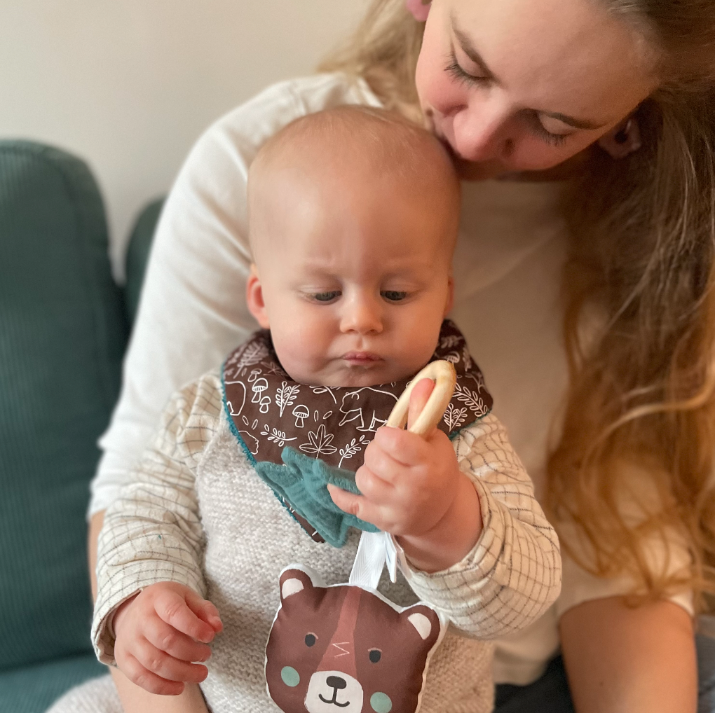 bébé porte son mini bavoir bandana à dents motif ours brun éponge bleu canard Carotte & Cie