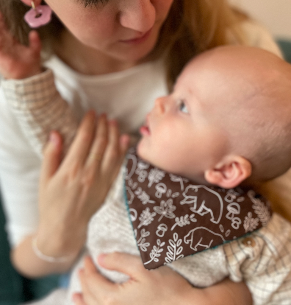 bébé porte son mini bavoir bandana à dents motif ours brun éponge bleu canard Carotte & Cie