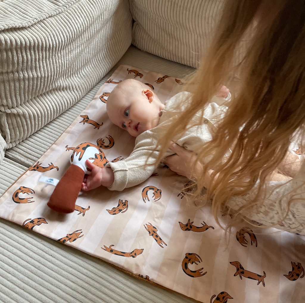 bébé joue avec maman sur sa couverture nomade multifonctions tapis à langer chien teckel rayures beige camel dos éponge en coton biologique Carotte & Cie