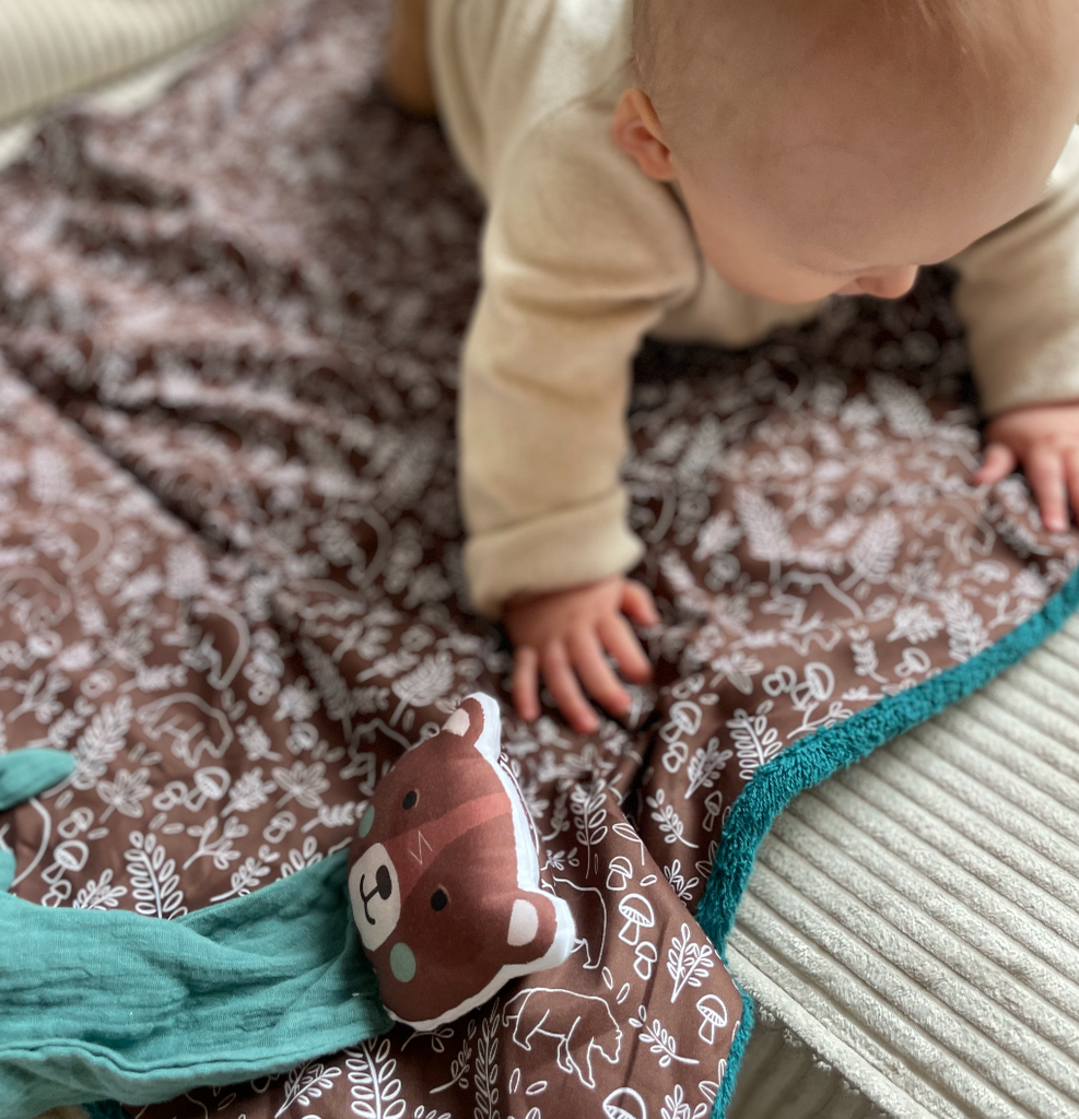 bébé joue sur sa couverture nomade motif ours brun chocolat Carotte & Cie