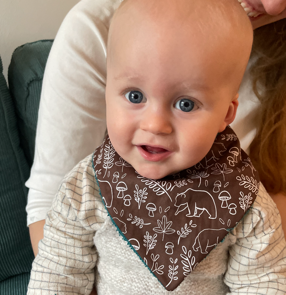 bébé porte son mini bavoir bandana à dents motif ours brun éponge bleu canard Carotte & Cie