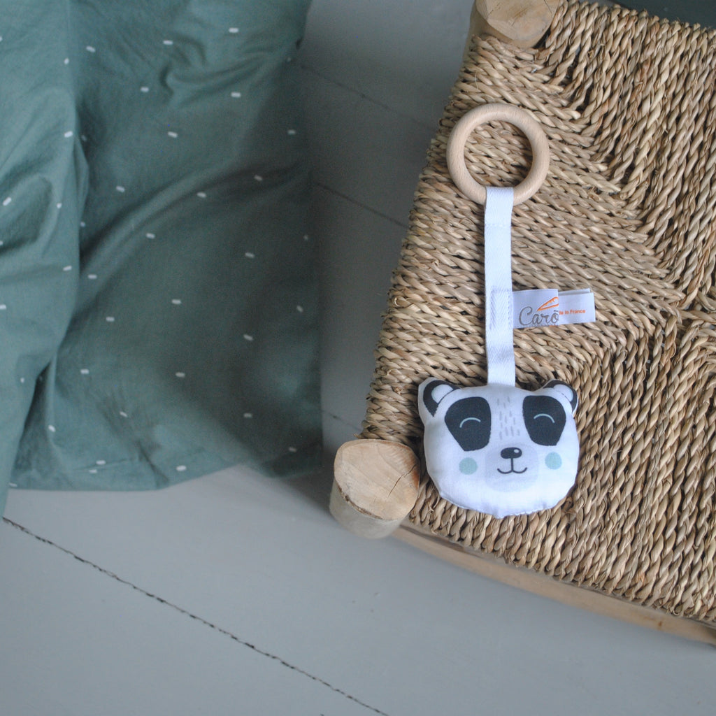 anneau de dentition en bois et tissu motif tête de panda blanc et noir ambiance avec bébé Carotte & Cie