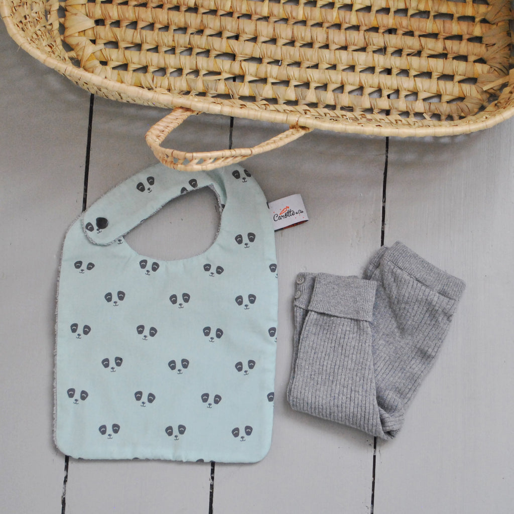 Ambiance du bavoir classique pour les repas de bébé au motif Panda vert eucalyptus et éponge ultra absorbante grise anthracite Carotte & Cie