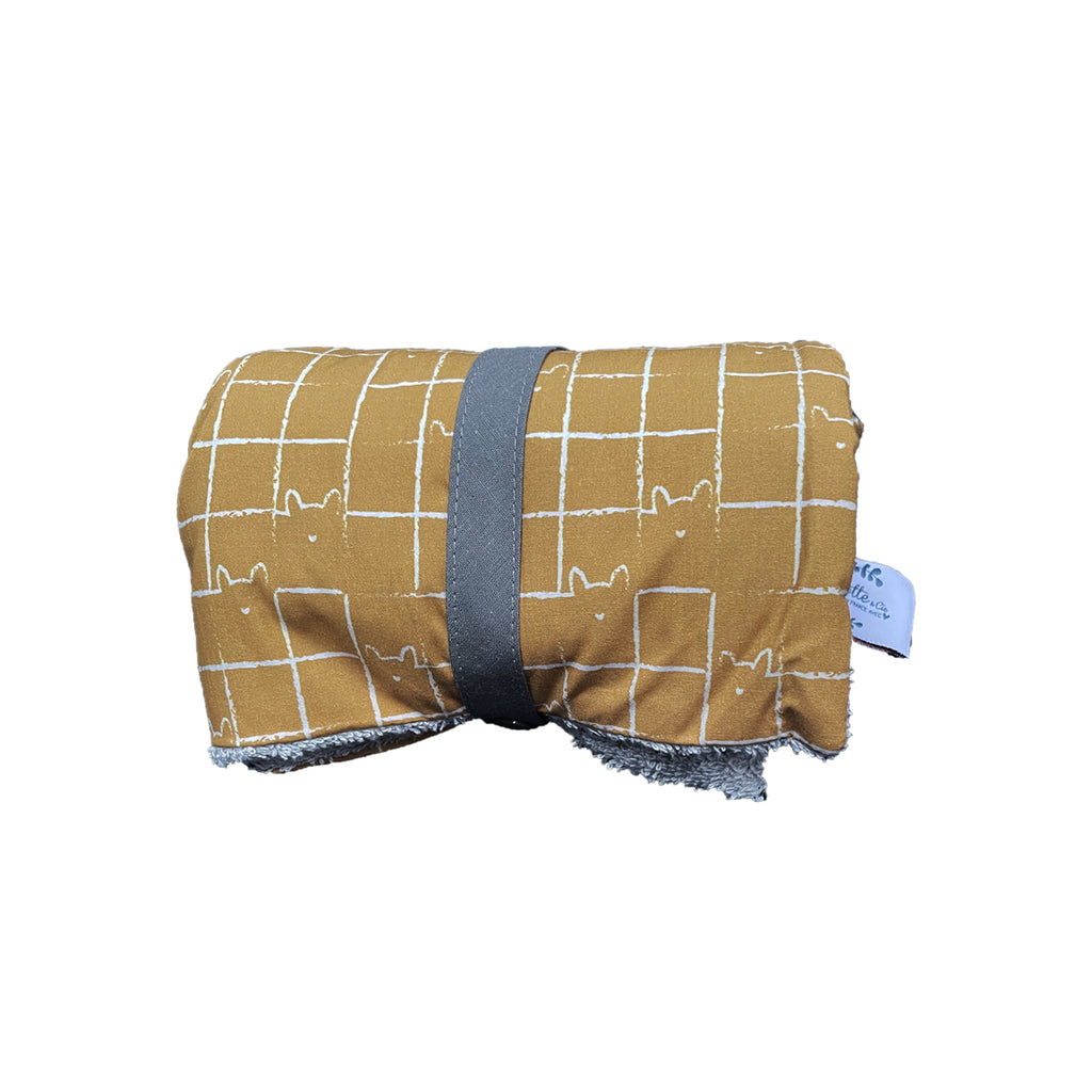 couverture nomade et tapis à langer en coton bio motif carreaux chat camel carotteetcie