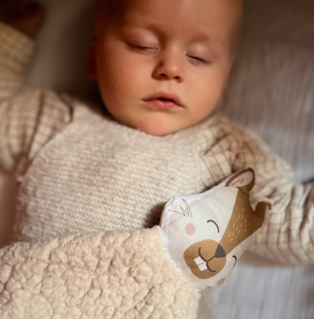 bébé dort avec son doudou teddy beige motif écureuil camel et beige Carotte & Cie