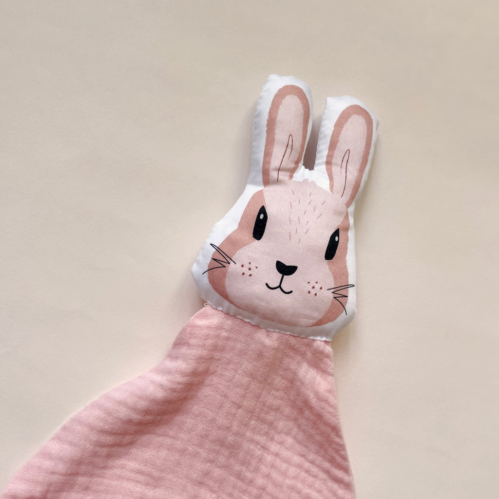détail du doudou plat lapin en gaze de coton rose blush Carotte & Cie