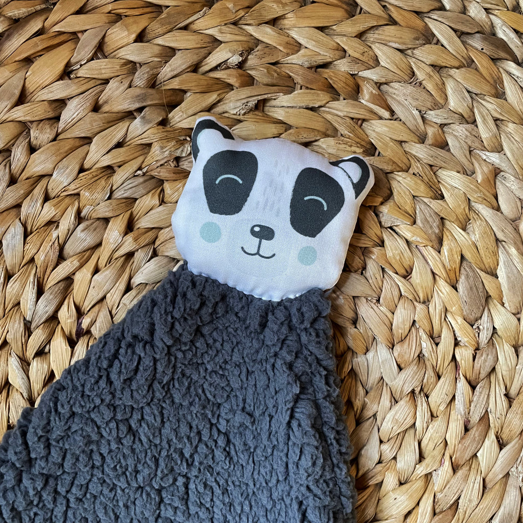 détail de la tête de panda du doudou teddy gris anthracite motif panda noir et blanc Carotte & Cie