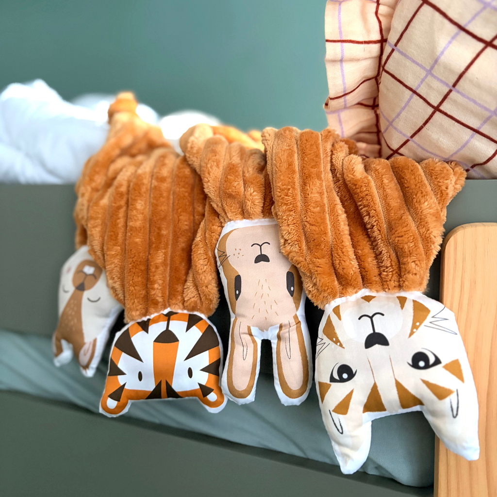 Ambiance des 4 doudous en velours minky côtelé motifs lapin, chat tigré, écureuil et tigre Carotte & Cie