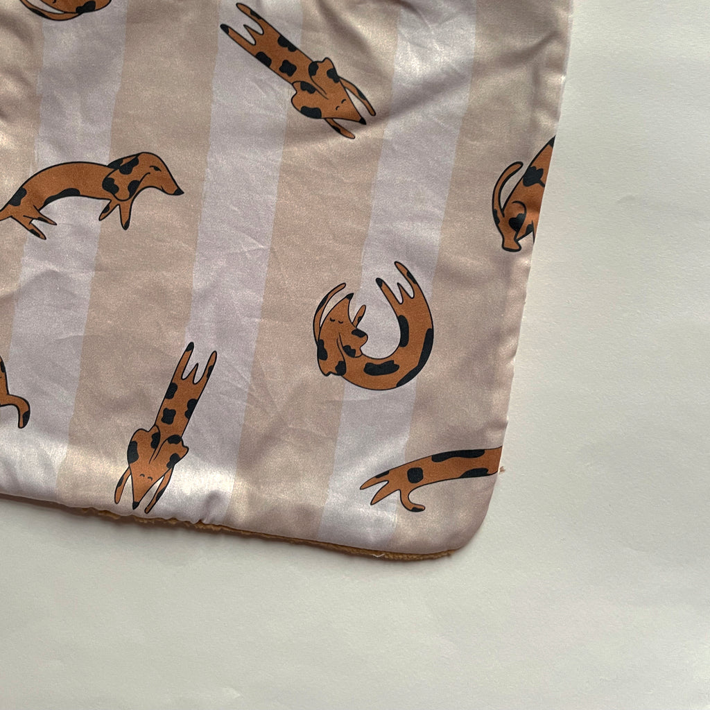 bavoir repas bébé motif exclusif chien teckel chocolat camel rayures beige dessiné et fabriqué en France par Carotte & Cie