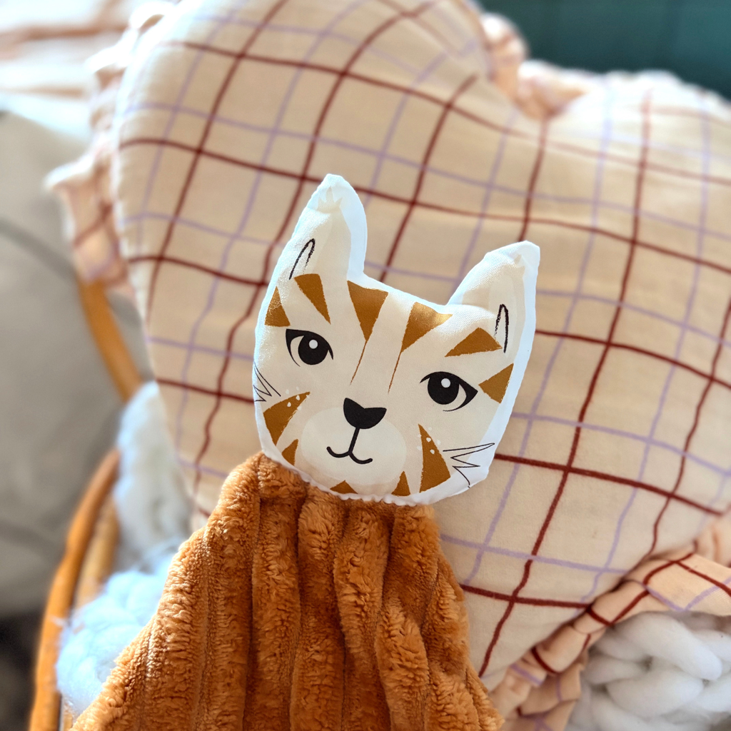 Détail de la petite frimousse de chat tigré beige et camel du doudou plat en velours minky camel Carotte & Cie