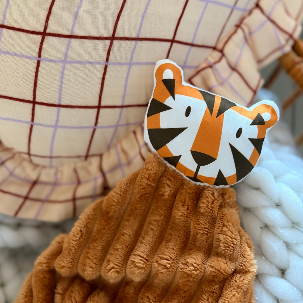 Détail de la petite frimousse de tigre orange et marron du doudou plat en velours minky camel Carotte & Cie