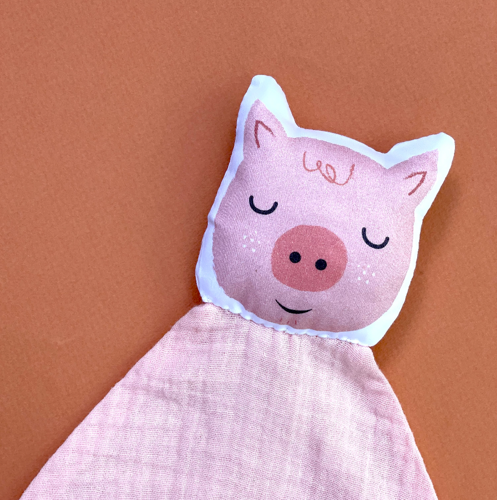 Détail de la tête du doudou cochon rose blush en gaze de coton oekotex et bio pour bébé dessiné et fabriqué en France par Carotte & Cie
