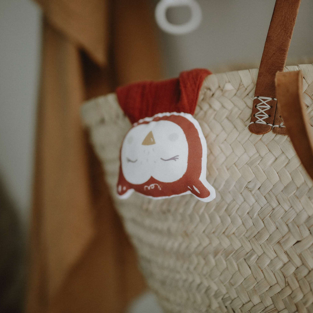 Doudou hibou en gaze de coton oekotex rouge terracotta par Carotte & Cie 
