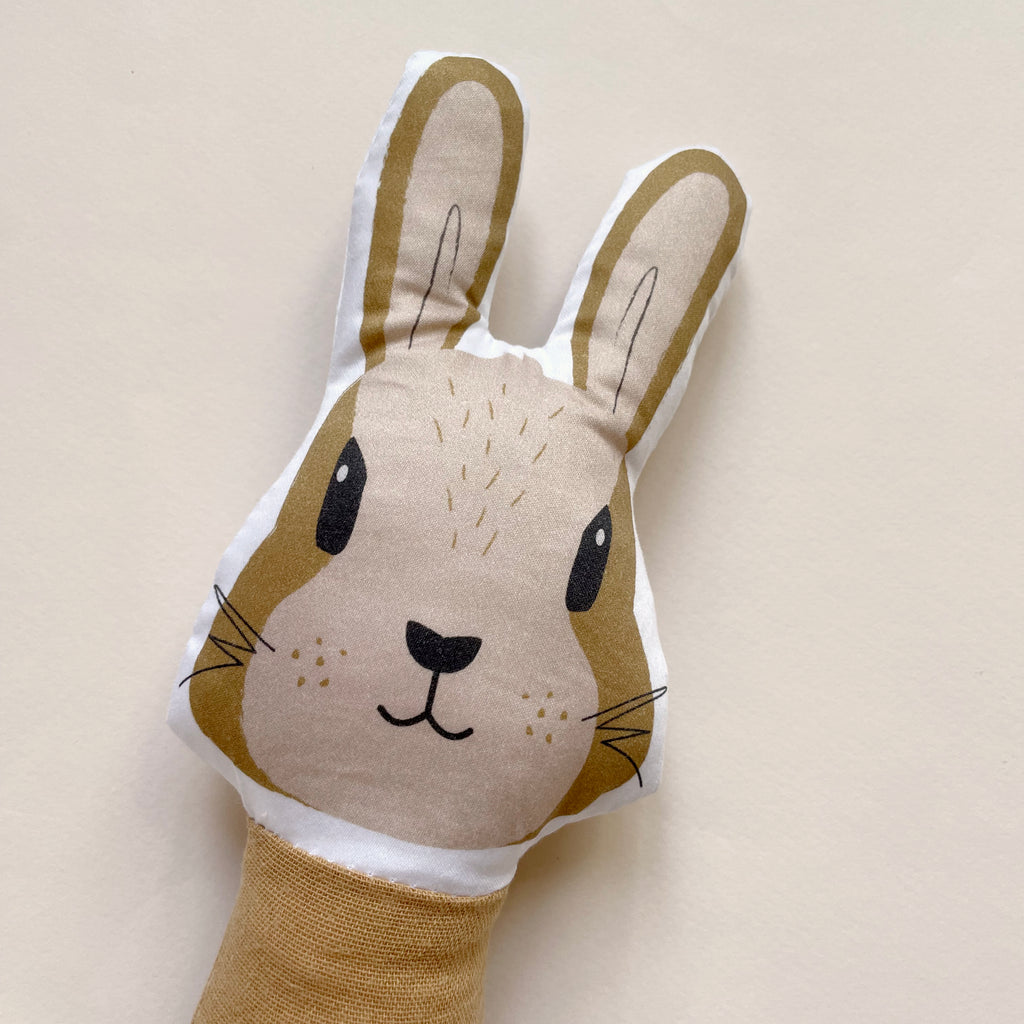 Détail de la tête du hochet gling gling motif lapin camel Carotte & Cie