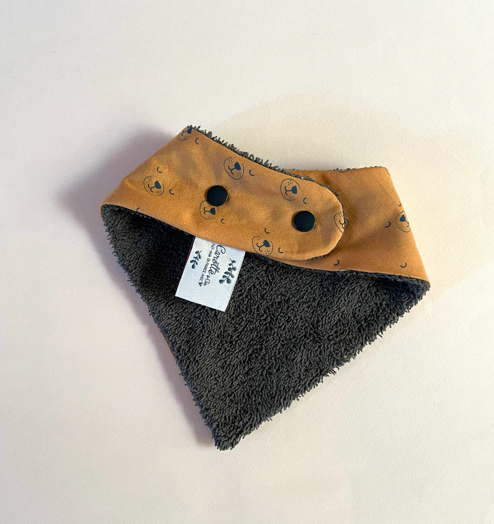 mini bavoir bandana pour les dents de bébé motif chien camel et éponge toute douce grise anthracite Carotte & Cie