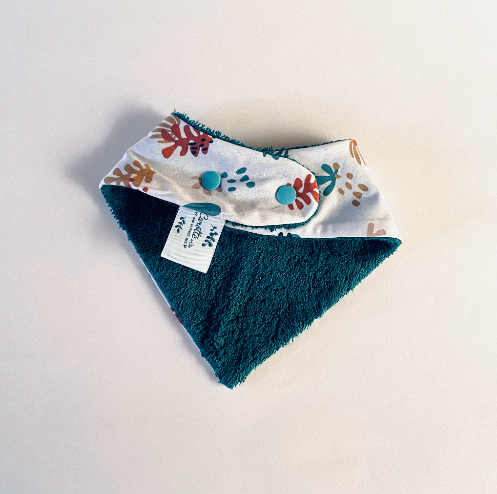 mini bavoir bandana pour les dents de bébé motif corail multicolore sur fond beige et dos éponge absorbante bleu canard Carotte & Cie