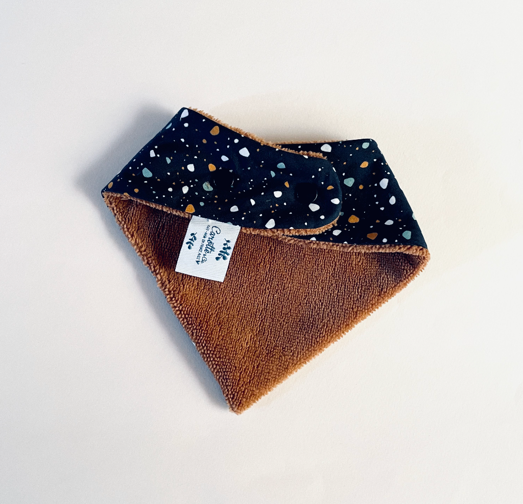 mini bavoir bandana pour les dents de bébé motif granite bleu marine et éponge toute douce camel Carotte & Cie