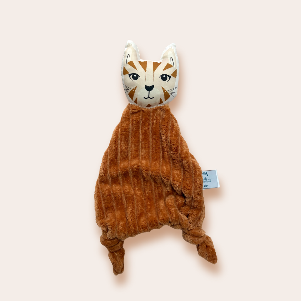 doudou plat chat en velours minky côtelé camel et beige tout doux Carotte & Cie