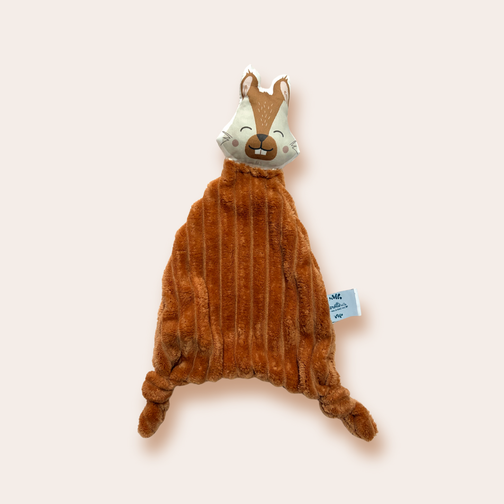 doudou plat Écureuil en velours minky côtelé camel et beige tout doux Carotte & Cie