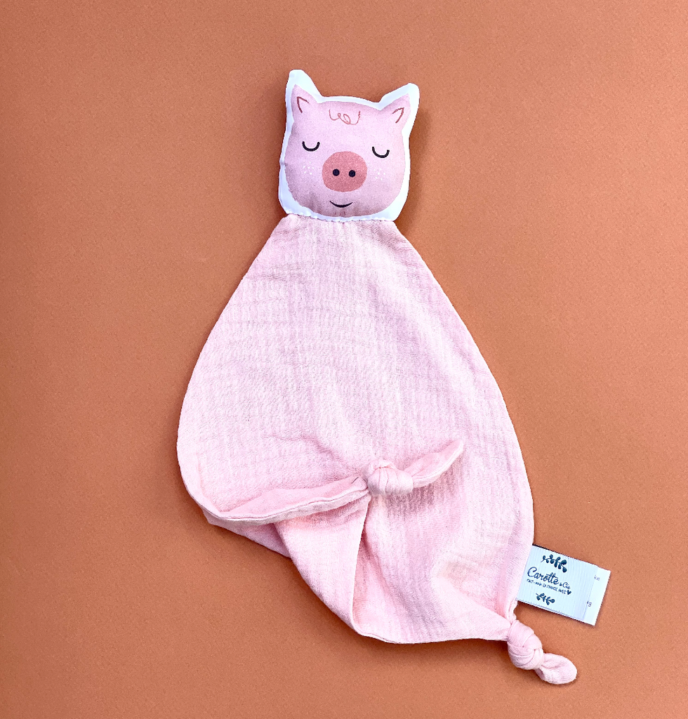 Doudou cochon rose blush en gaze de coton oekotex et bio pouur bébé dessiné et fabriqué en France par Carotte & Cie