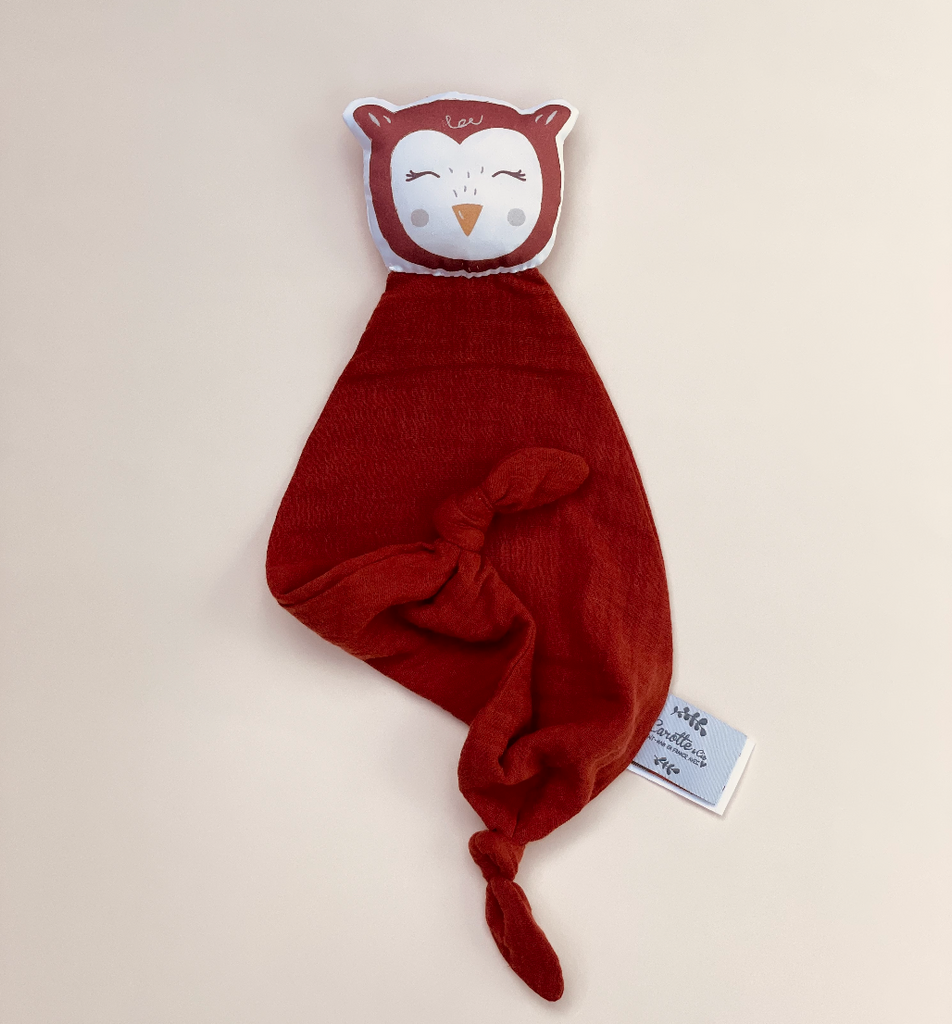 Doudou hibou en gaze de coton oekotex rouge terracotta par Carotte & Cie 