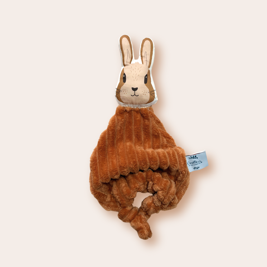 doudou plat lapin en velours minky côtelé camel et beige tout doux Carotte & Cie