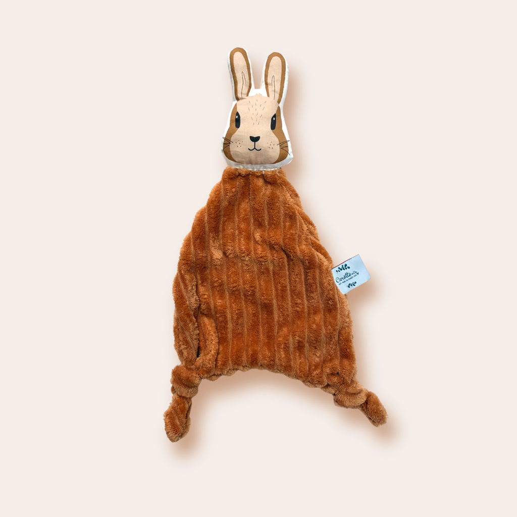 doudou plat lapin en velours minky côtelé camel et beige tout doux Carotte & Cie
