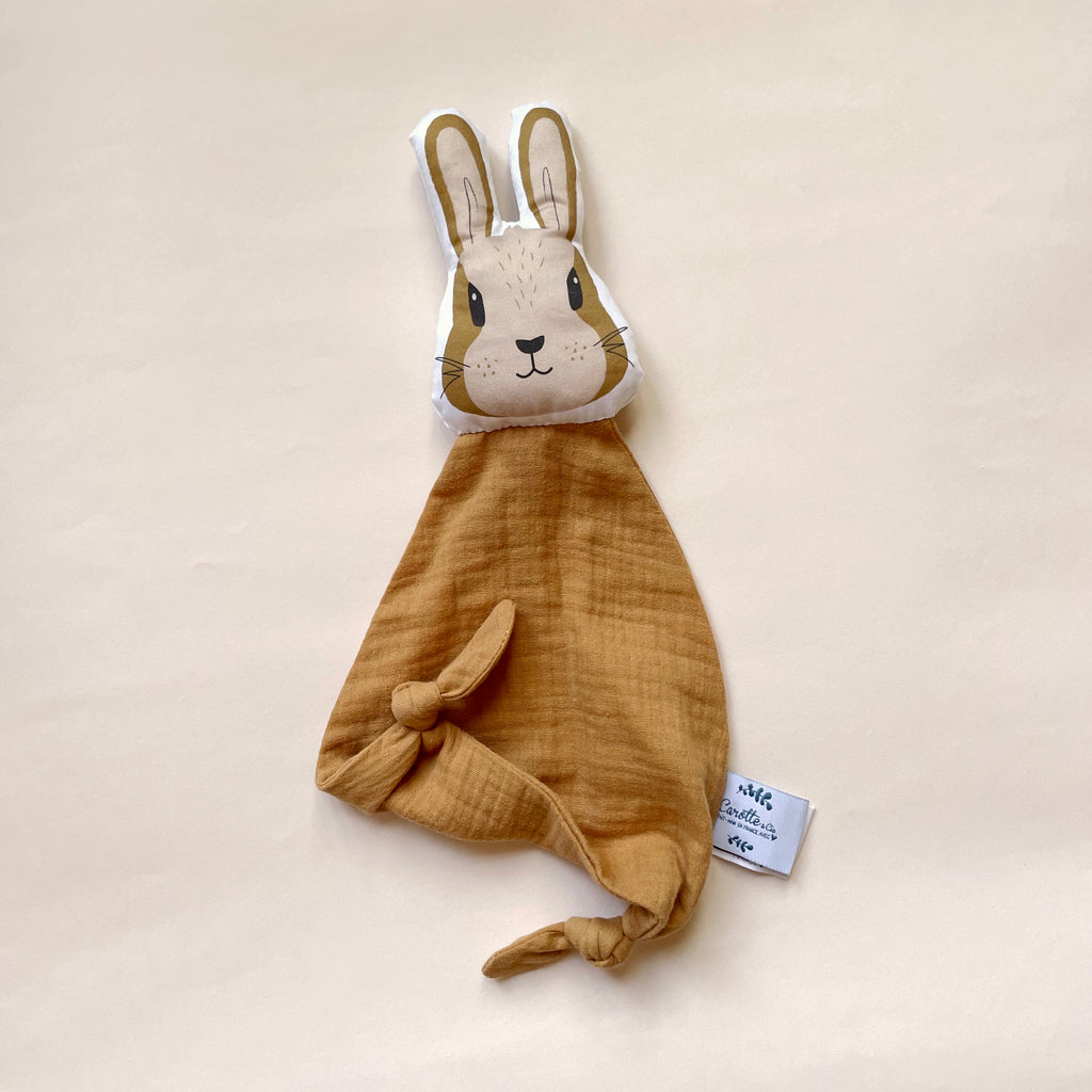 doudou plat lapin en gaze de coton camel et beige Carotte & Cie