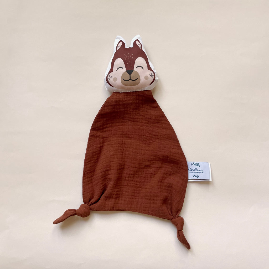 doudou plat écureuil en gaze de coton toffee chocolat Carotte & Cie