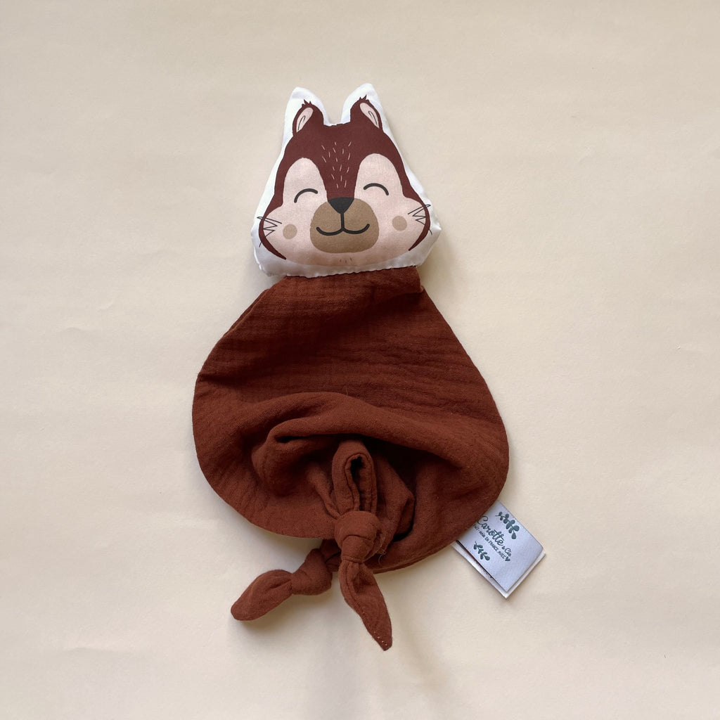 doudou plat écureuil en gaze de coton toffee chocolat Carotte & Cie