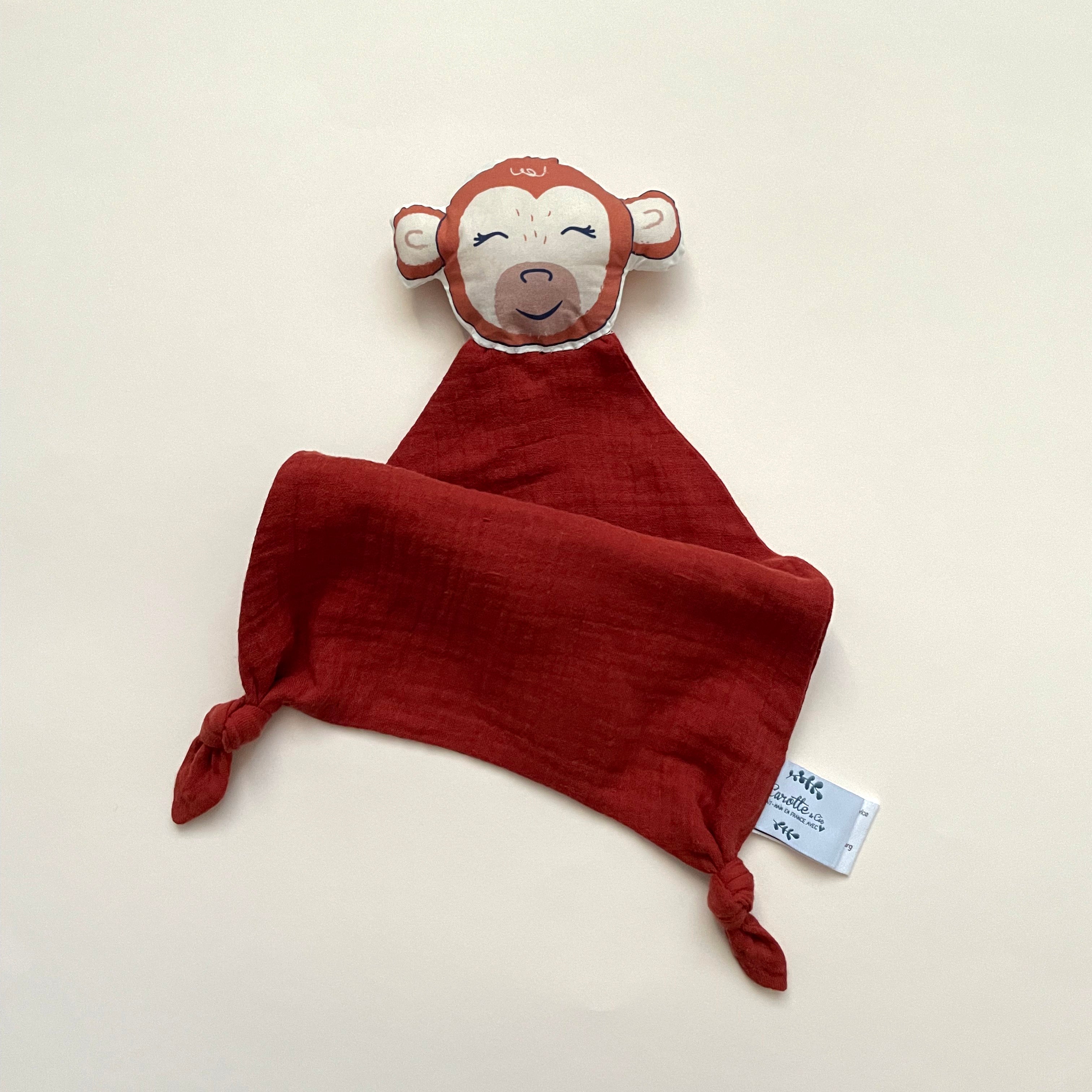 Doudou Singe en double gaze de coton rouge terracotta personnalisable –  Carotte & Cie
