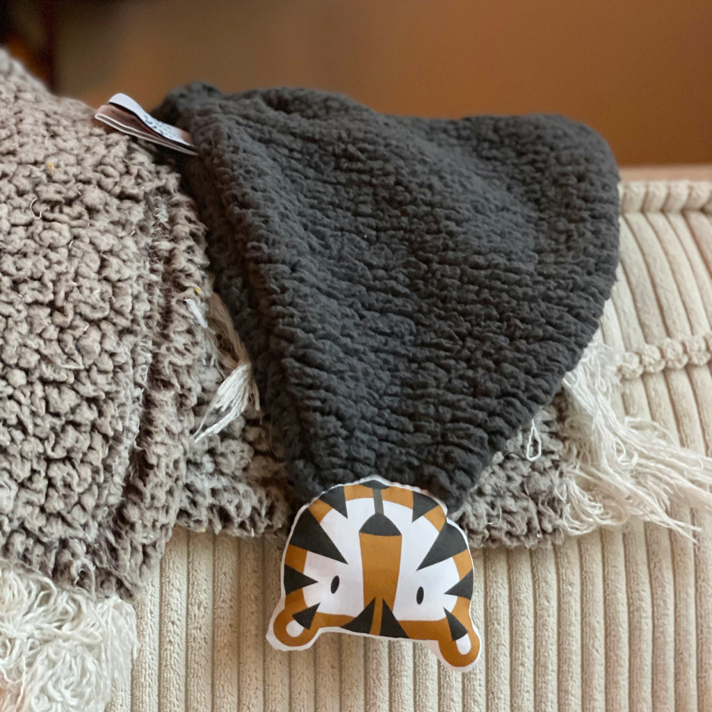doudou teddy gris anthracite motif tigre camel et marrone fabriqué en France Carotte & Cie