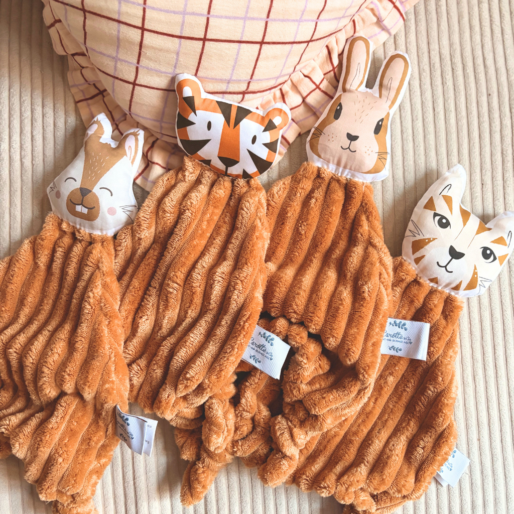 Ambiance des 4 doudous en velours minky côtelé motifs lapin, chat tigré, écureuil et tigre Carotte & Cie