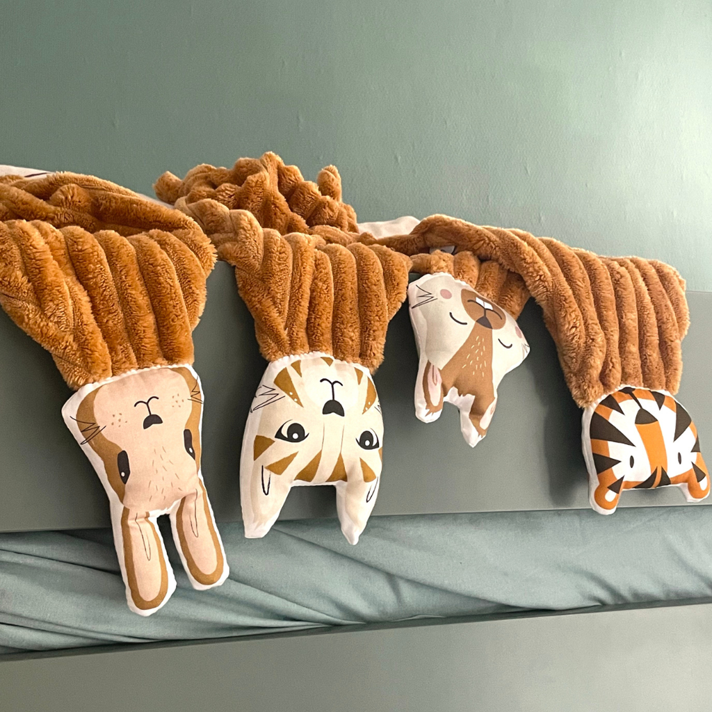Ambiance des 4 doudous en velours minky côtelé motifs lapin, chat tigré, écureuil et tigre Carotte & Cie