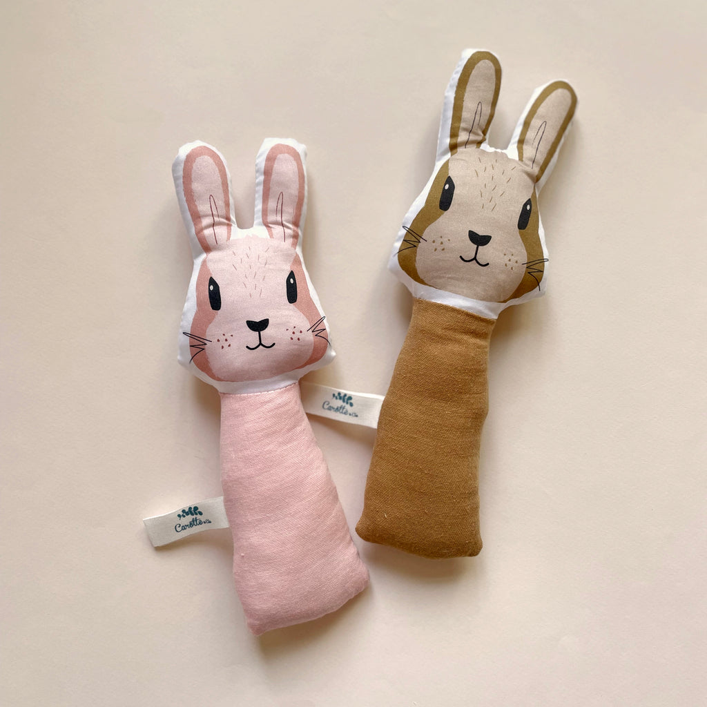 duo de hochets gling gling motif lapin rose blush et camel et gaze de coton oekotex Carotte & Cie