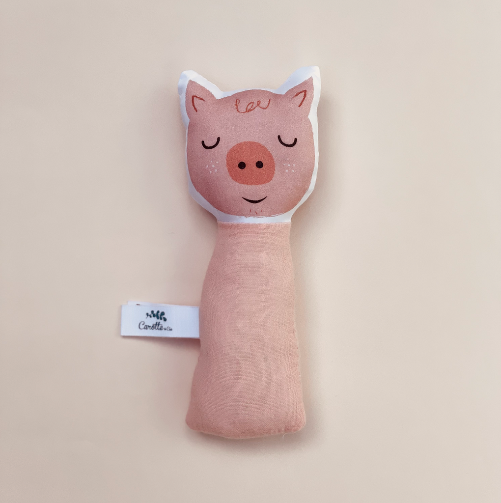 Hochet gling-gling en coton biologique et gaze de coton oekotex rose blush pour l'éveil de bébé dessiné et fabriqué en France par Carotte & Cie