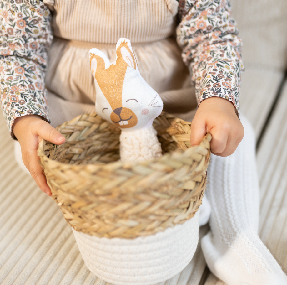 hochet pour bébé à secouer pour le faire tinter motif écureuil camel et teddy tout doux beige  dessiné et fabriqué par Carotte & Cie