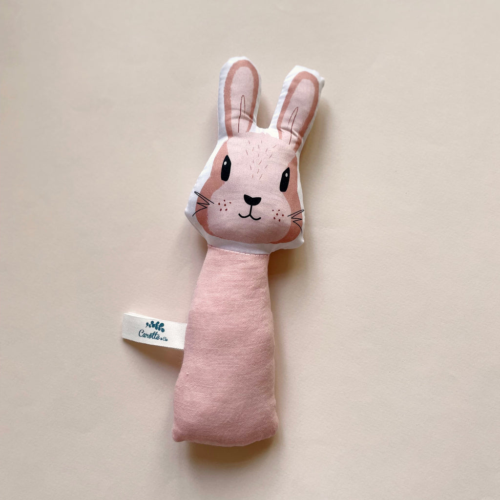 hochet gling gling motif lapin rose blush Carotte & Cie