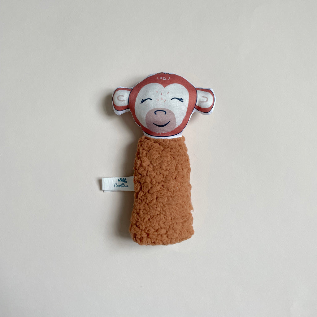 hochet pour bébé à secouer pour le faire tinter motif singe rouge terracotta et teddy tout douux marsala dessiné et fabriqué par Carotte & Cie