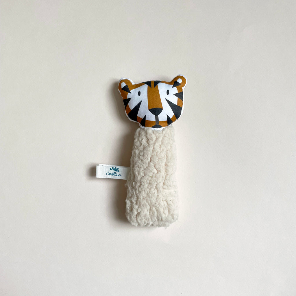 hochet pour bébé à secouer pour le faire tinter motif tigre camel et teddy beige dessiné et fabriqué par Carotte & Cie