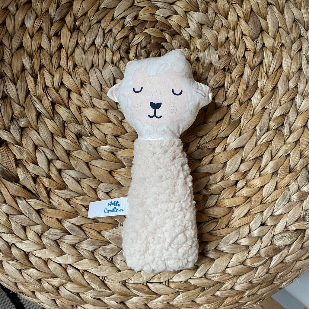hochet pour bébé à secouer pour le faire tinter motif mouton blanc et teddy beige dessiné et fabriqué par Carotte & Cie