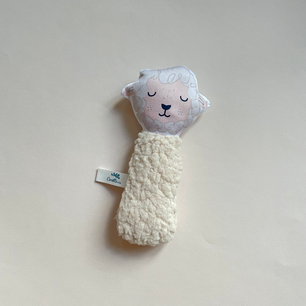 hochet pour bébé à secouer pour le faire tinter motif mouton blanc et teddy beige dessiné et fabriqué par Carotte & Cie