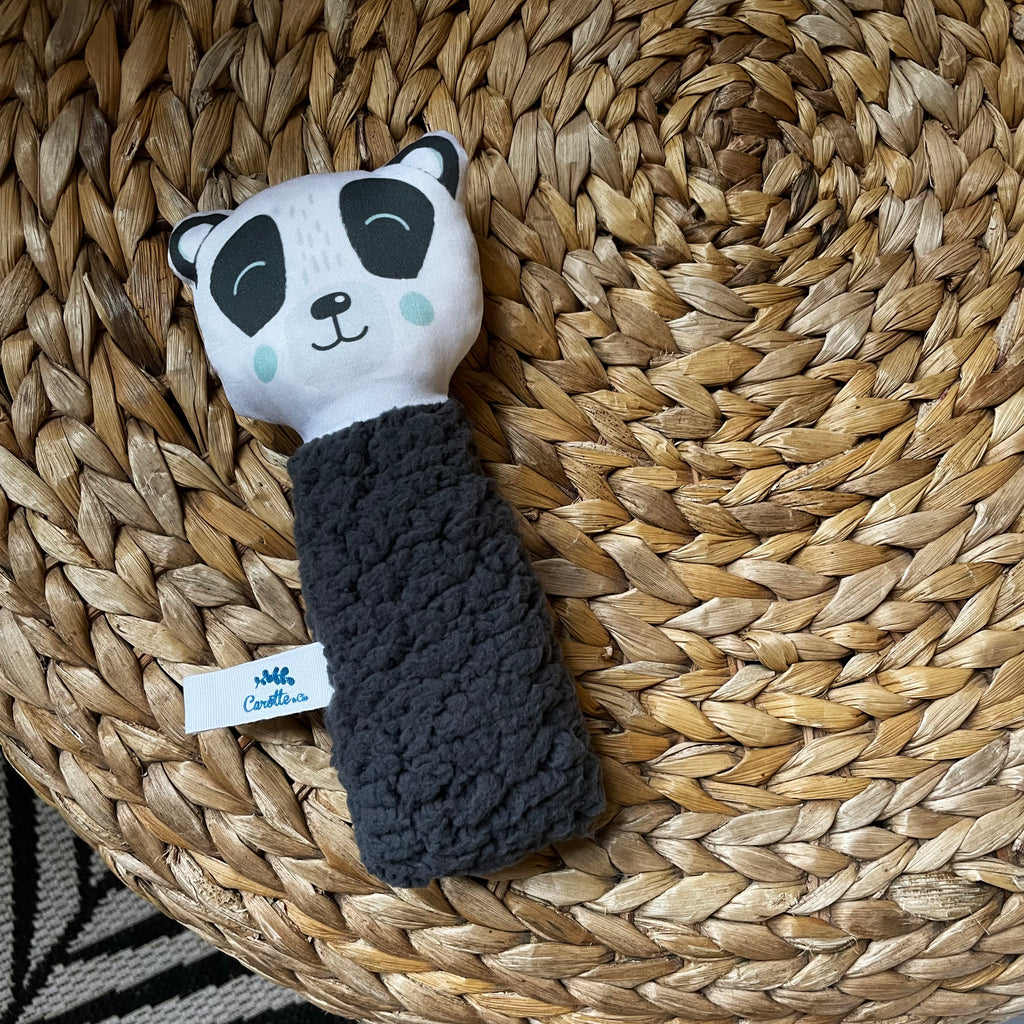 hochet pour bébé à secouer pour le faire tinter motif panda noir et blanc et teddy gris anthracite dessiné et fabriqué par Carotte & Cie