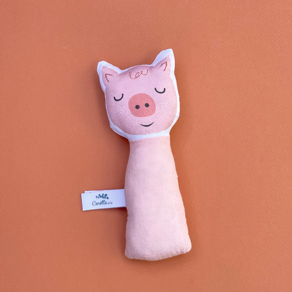 Hochet gling-gling en coton biologique et gaze de coton oekotex rose blush pour l'éveil de bébé dessiné et fabriqué en France par Carotte & Cie