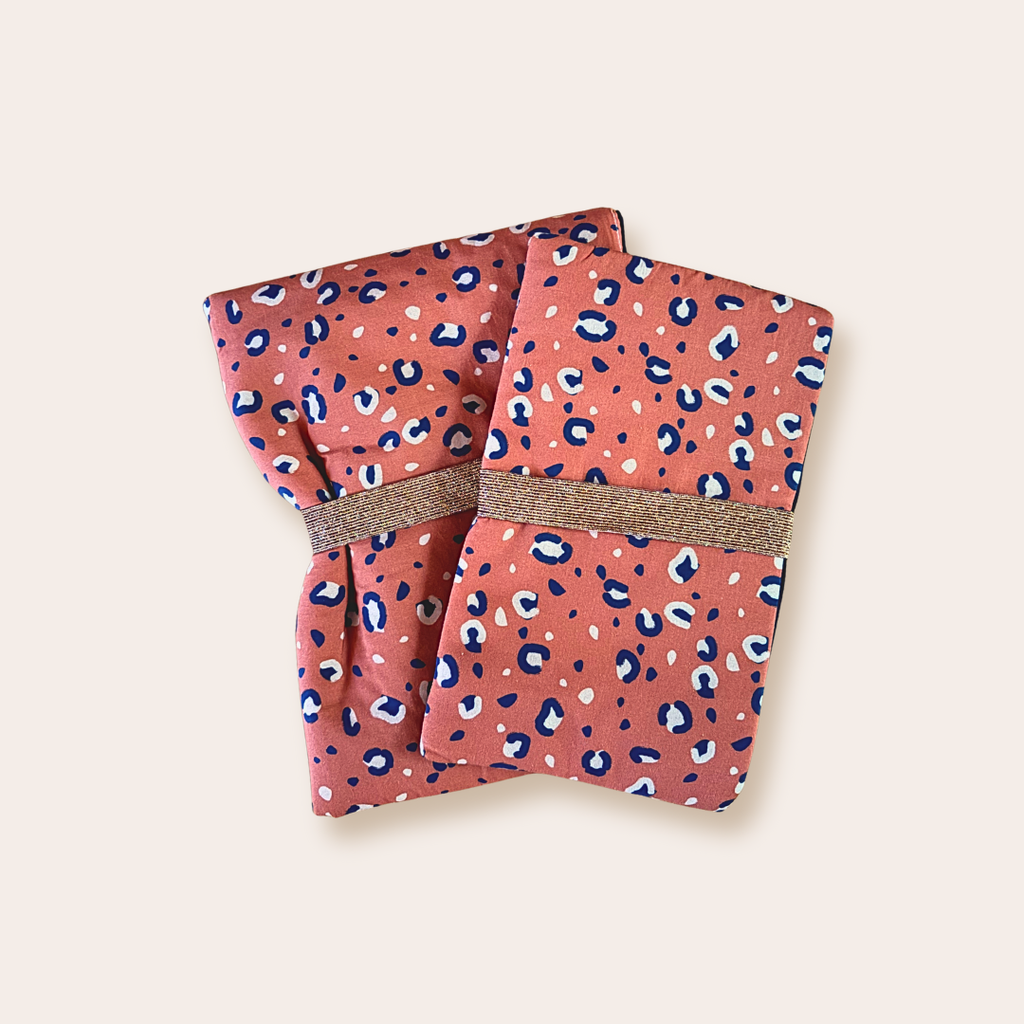 Grande pochette de protection pour livres format broché rembourrées et avec un élastique de maintien; Motif panthère marsala dessiné et fabriqué avec amour par Alexandra, créatrice de Carotte & Cie. Idéal cadeau de fête des mères ou Noël. 