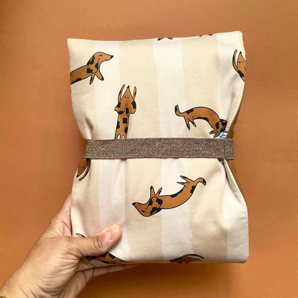 Grande pochette de protection pour livres format broché rembourrées et avec un élastique de maintien; Motif chiens teckel rayé beige et camel dessiné et fabriqué avec amour par Alexandra, créatrice de Carotte & Cie. Idéal cadeau de fête des mères ou Noël. 