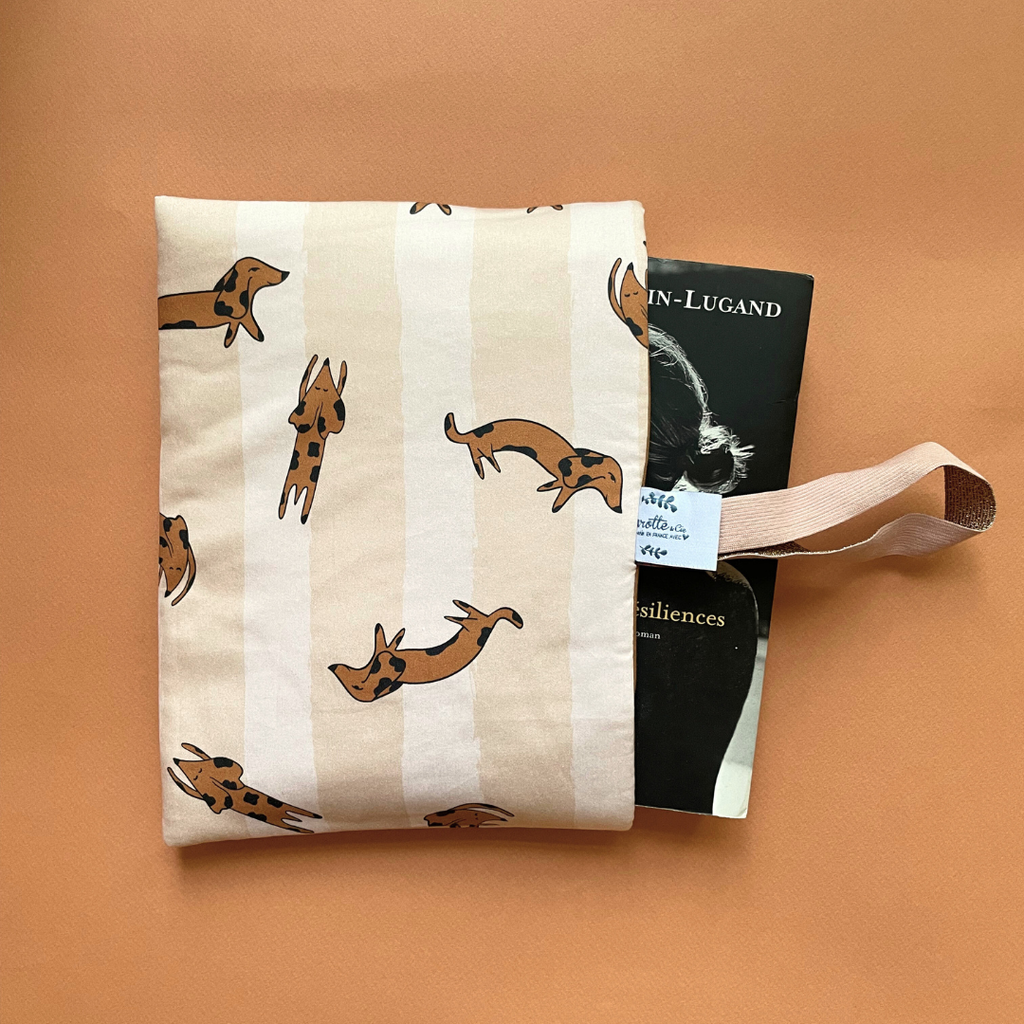Grande pochette de protection pour livres format broché rembourrées et avec un élastique de maintien; Motif chiens teckel rayé beige et camel dessiné et fabriqué avec amour par Alexandra, créatrice de Carotte & Cie. Idéal cadeau de fête des mères ou Noël. 