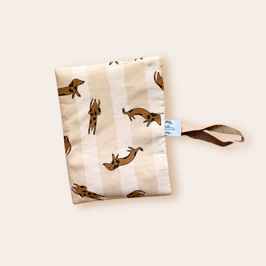 Grande pochette de protection pour livres format broché rembourrées et avec un élastique de maintien; Motif chiens teckel rayé beige et camel dessiné et fabriqué avec amour par Alexandra, créatrice de Carotte & Cie. Idéal cadeau de fête des mères ou Noël. 